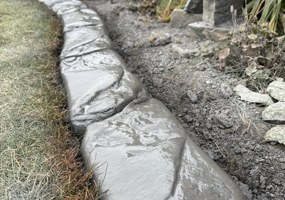 Image of hand carved curbing at a customer's front garden bed of their home.